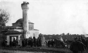 Γιαννιτσά 1912, οι νικητές μπροστά στο τέμενος του Γαζή Εβρενός